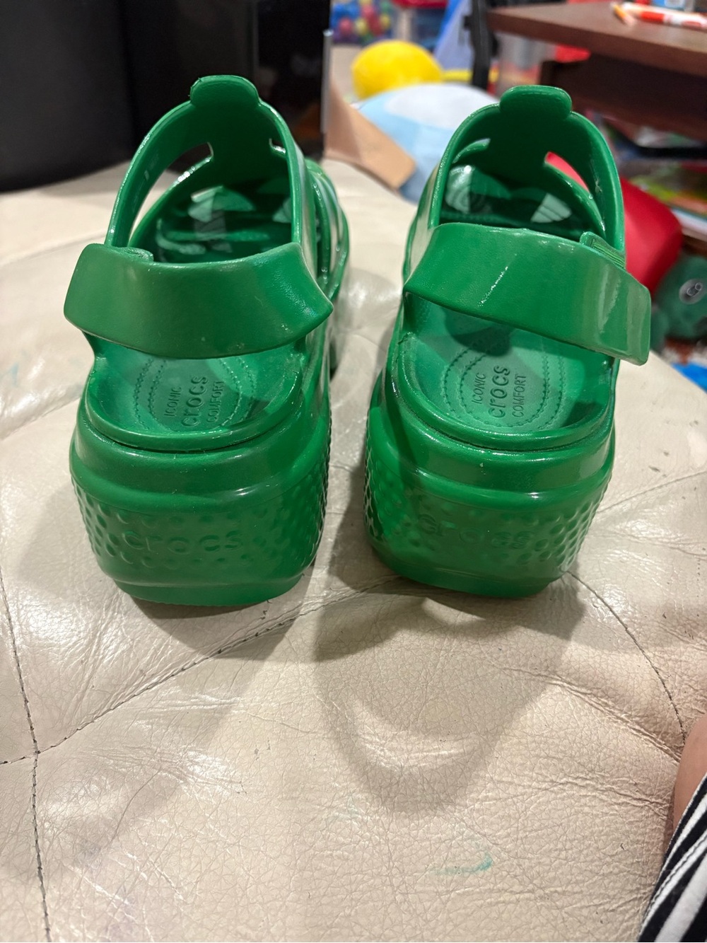 NWOT-Crocs Stomp Fisherman Kelly Green Jelly Platform Sandals - Picture 4 of 5